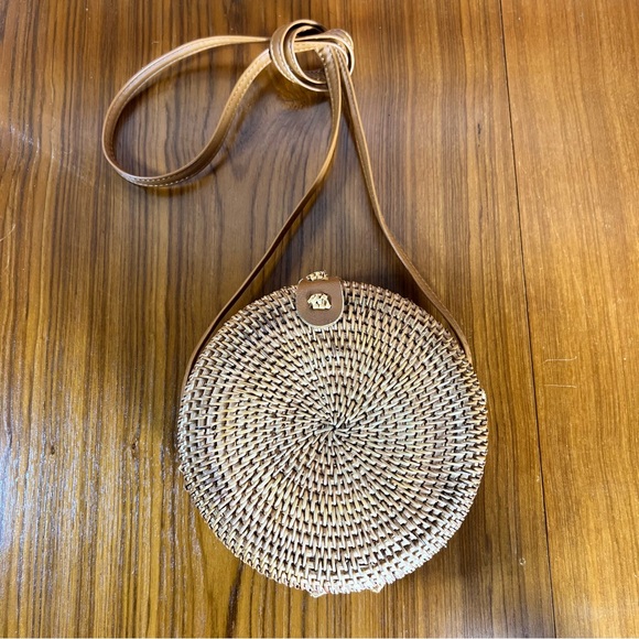 Summer Rose Circular Rattan Crossbody Purse
Great Condition - Picture 9 of 10